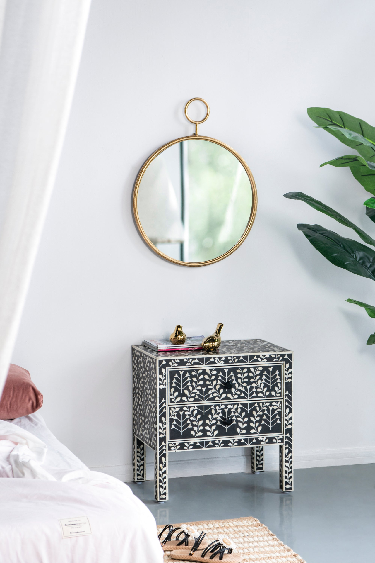 Wall mirror | Circle Wall Mirror with Gold Metal Frame, Accent Mirror for Living Room, Entryway, Office | casafoyer.myshopify.com