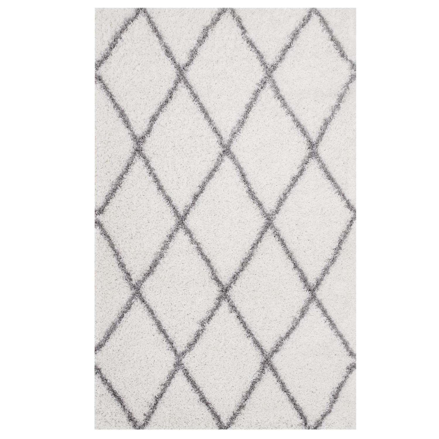area rugs | CasaFoyer Toryn Diamond Lattice 5x8 Shag Area Rug | Elegant Design | Durable Polypropylene | Non-Shedding | Easy to Maintain | Ivory/Gray | casafoyer.myshopify.com