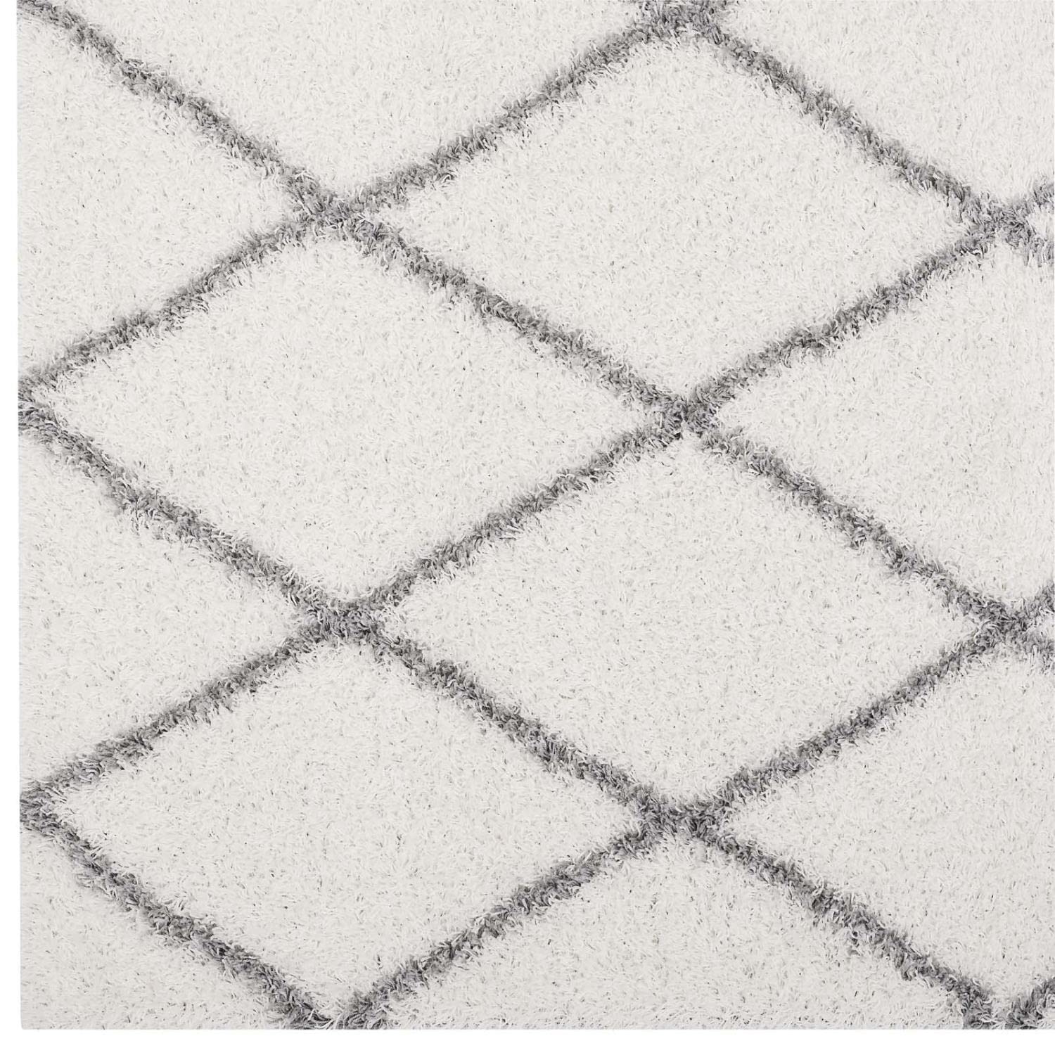 area rugs | CasaFoyer Toryn Diamond Lattice 5x8 Shag Area Rug | Elegant Design | Durable Polypropylene | Non-Shedding | Easy to Maintain | Ivory/Gray | casafoyer.myshopify.com