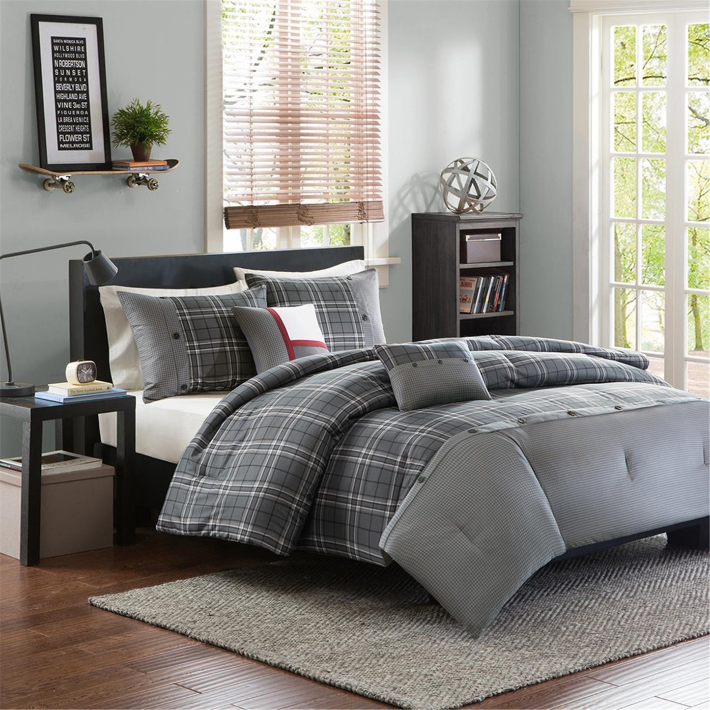 CasaFoyer Comforter Set - Contemporary Grey and White Plaid Design with Antimicrobial Treatment - Includes Shams and Decorative Pillows - Stylish and Hygienic Sleep Solution
