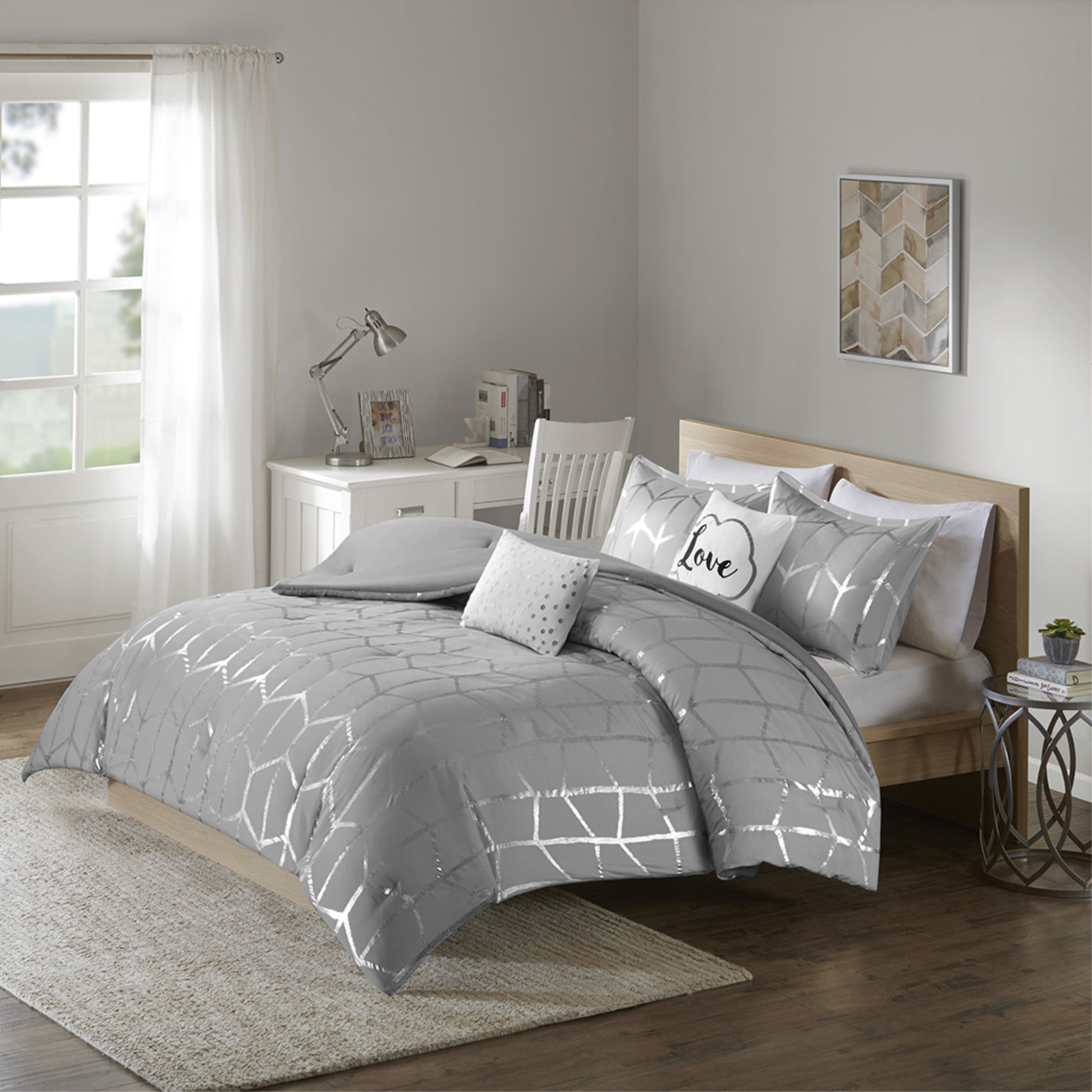 CasaFoyer Comforter Set - Geometric Pattern in Metallic Silver on Grey Background - Includes 2 Shams and 2 Decorative Pillows - Antimicrobial Treatment - Wrinkle-Free Packaging - Soft Microfiber - Bedroom Revitalization
